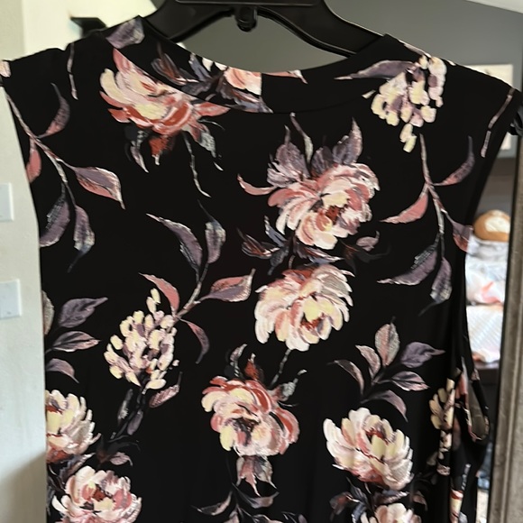 Maurice’s sleeveless dress. Lays really nice on! Beautiful flowers. Size 3X. - Picture 2 of 8